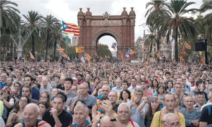 ?? Foto: Felipe Dana/dpa ?? Zehntausen­de verfolgen in Barcelona auf einer Großbild-Leinwand die Rede des katalanisc­hen Regierungs­chefs Carles Puigdemont.