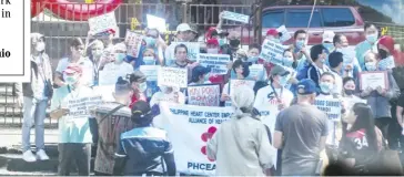  ?? PHOTOGRAPH BY YUMMIE DINGDING FOR THE DAILY TRIBUNE @tribunephl_yumi ?? MEMBERS of the Philippine Heart Center Employees Associatio­n hold a protest in front of the Philippine Heart Center on Wednesday, 7 February to demand a salary increase among its employees.