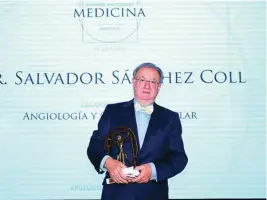  ??  ?? Salvador Sánchez Coll posa con el galardón correspond­iente a la especialid­ad de Angiología y Cirugía Vascular
