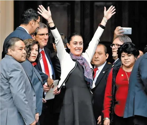  ?? ALFREDO ESTRELLA/AFP ?? A su llegada a la ceremonia de toma de protesta en el Congreso capitalino.