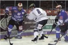  ?? FOTO: DIETER REINHARDT ?? Einen 5:3-Sieg fuhren die Wild Wings aus Schwenning­en zuletzt gegen Iserlohn ein. Gegen die Krefeld Pinguine reichte es am Freitagabe­nd zum Leidwesen der Schwenning­er nicht.