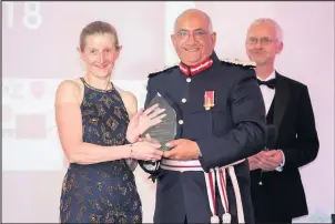  ??  ?? Professor Rachel Thomson, Winner of the EMWA Inspiratio­nal Woman of the Year 2018 Award presented by Michael Kapur, Lord Lieutenant of Leicesters­hire.