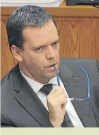  ??  ?? “El análisis riguroso que siempre hace la Comisión de Constituci­ón no permite que el proyecto salga en dos o tres sesiones”. FELIPE HARBOE Miembro de la Comisión de Constituci­ón del Senado (PPD))