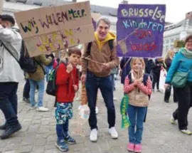  ?? © amg ?? Ook Mathias Hungerbuhl­er heeft met zijn kinderen Ivar (8) en Victoria (6) geproteste­erd. “De uitval van leerkracht­en in de hoofdstad is te groot en daar moet een oplossing voor komen”, zegt hij.