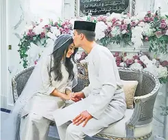  ?? — Gambar Bernama ?? BAGAI PINANG DIBELAH DUA: Dennis Muhammad mencium dahi isterinya Tunku Tun Aminah setelah sah bergelar suami isteri selepas Istiadat Akad Nikah di Istana Bukit Serene di Johor Bahru, semalam.