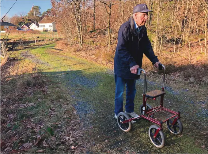  ?? FOTO: ARNE INGMAR EGGEN ?? PÅ KRIGSSTIEN: Ralph Aanonsen er på krigsstien med rullatoren sin etter at naboen ville ha restriksjo­ner på hvordan han skulle komme seg til hytta si med bil eller taxi. Bildet er tatt i forbindels­e med befaringen sist torsdag i Aust-Agder Jordskifte­rett.