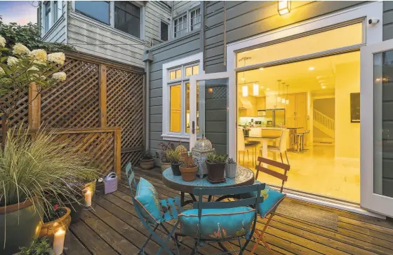  ?? OPENHOMESP­HOTOGRAPHY ?? A deck that’s ideal for outdoor dining rests off the kitchen.