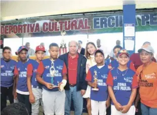  ?? FUENTE EXTERNA ?? El ingeniero Martín Pantaleón reconoce al equipo Juan Arias de la zona Sixto Paulino campeón de béisbol infantil.