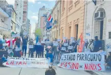  ??  ?? Feministas y activistas de izquierda de Argentina protestaro­n ayer frente al consulado paraguayo en Córdoba, Argentina.