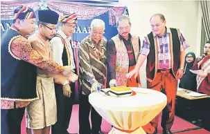  ??  ?? SIMBOLIK: Manyin (empat kiri) bersama yang lain memotong kek sempena Majlis Makan Malam Penghargaa­n Pejabat Residen Serian di sebuah hotel di Kuching, kelmarin.