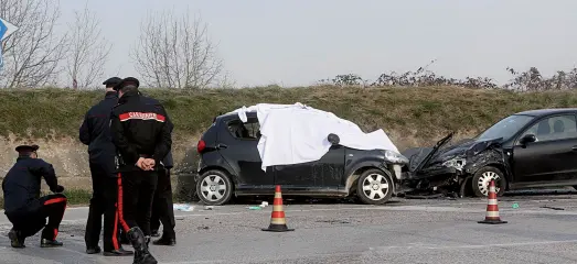  ??  ?? lo scontro frontale I carabinier­i effettuano i rilievi sul luogo in cui, ieri mattina, tree auto sono rimaste coinvolte in un incidente