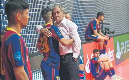  ?? FOTO: FCB ?? Andreu Plaza consoló a Marcenio tras la derrota en la final de la Champions League contra el Sporting CP en Zadar (Croacia)