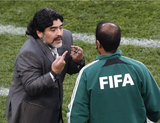  ?? FOTO: HASSAN AMMAR/TT-AP ?? Maradona basade för Argentinas landslag i VM i Sydafrika 2010. Han hade mycket att säga domarna, men Argentina åkte ut mot Tyskland efter en brakförlus­t.