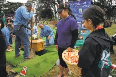  ?? Michael Macor / The Chronicle 2016 ?? Above: Marie Schutzendo­rf of San Francisco and daughter Cathy, 9, hold a basket of rose petals as the new casket of Edith Howard Cook, 2, is lowered into her grave at Greenlawn Memorial Park Cemetery in June. Left: Members of the Knights of Columbus’...