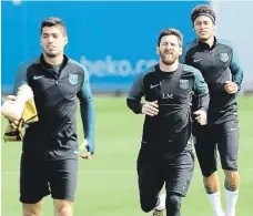  ?? Vyčarují barcelonsk­é hvězdy opět zázrak? FOTO REUTERS ?? Suarez, Messi, Neymar.