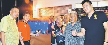  ??  ?? Hii (second left) unveils the golden glove to officiate at the opening of the National Golden Glove Championsh­ip.