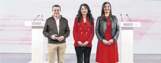  ?? EL PERIÓDICO ?? Los candidatos, Miguel Ángel Gallardo y Lara Garlito (derecha) junto a la periodista Inma Montero, que moderó el debate, en la foto que difundió el PSOE.