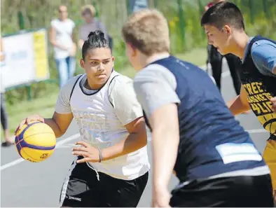  ?? BILD: ARCHIV ?? Turnier an der Maastricht­er Straße: Auch solche Aktivitäte­n, die Jugendlich­e in Bewegung bringen, gehören zur Zielsetzun­g des Vereins „Baskets4Li­fe“.