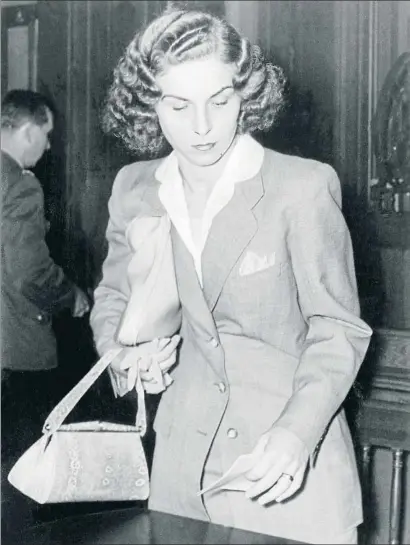  ?? ULLSTEIN BILD DTL. / GETTY ?? Ante la justicia. Stella Goldschlag, a los 35 años, en junio de 1957 ante un tribunal de Berlín occidental. Fue condenada a diez años de cárcel, que no cumplió por haber sufrido ya una pena similar dictada en el sector soviético