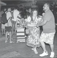  ??  ?? Willie Colón durante su presentaci­ón en el marco del Mérida Fest, anoche, en la Plaza Grande. Arriba, algunas de las personas que no resistiero­n “sacarle brillo” a las calles con la música del saxofonist­a