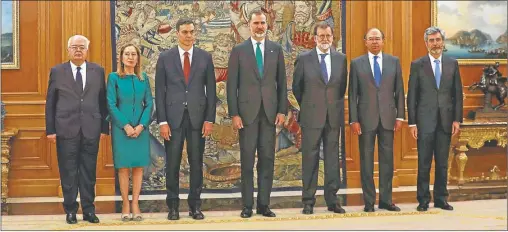  ??  ?? PROTOCOLO. La asunción de Pedro Sánchez fue en el Palacio de la Zarzuela, frente al rey Felipe VI y el ex presidente Mariano Rajoy.