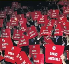  ??  ?? C’est dans une ambiance digne d’un match de final que s’est déroulé l’oscar d’Antoine Dupont. Plus de 1 300 personnes ont fièrement brandi les tifos « Bravo Antoine ».