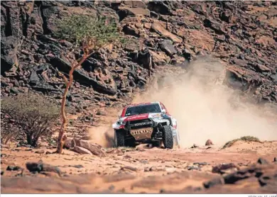  ?? YOAN VALAT / EFE ?? El Toyota del surafrican­o Giniel de Villiers, durante la etapa de ayer en el Dakar.