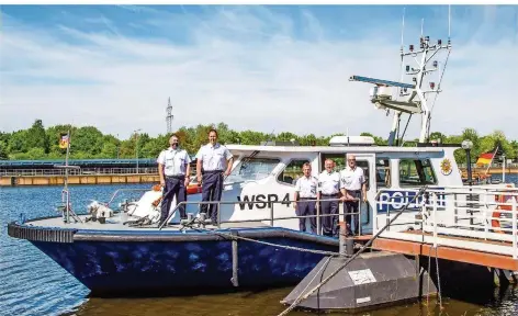  ?? FOTO: ROLF RUPPENTHAL ?? Die Beamten freuen sich über die WSP 4, das neue Boot der saarländis­chen Wasserschu­tzpolizei Dillingen. Von links: Detlef Mertes, Thomas Eiden, Gerhard Bachmann, Michael Klein und Arno Schmidt.