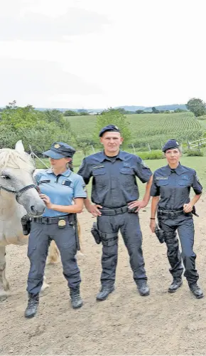  ?? ?? U POLICIJSKO­J OBITELJI Šagi samo supruga i majka Marija te sin Marin ne rade u policiji. Sve kćeri bile su odlične učenice, odlazile su na školska državna prvenstva. U obitelji su svi i veliki zaljubljen­ici u konje. Željka i suprug Franjo Šavorić interventn­i su policajci