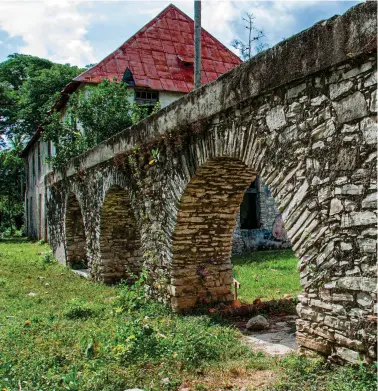  ??  ?? Una de las rutas más atrayentes es el Paisaje arqueológi­co de las primeras plantacion­es cafetalera­s.