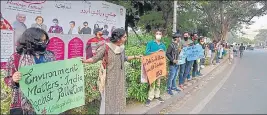  ?? SANJEEV VERMA/HT PHOTO ?? ■
Activists made a human chain demanding steps to control air pollution, near Connaught Place on Sunday.