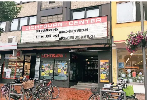  ?? FOTOS (2): HEINZ SCHILD ?? Die Dinslakene­r Lichtburg zeigt ab Donnerstag wieder Filme. Wegen Corona war dies monatelang nicht möglich.