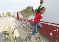  ??  ?? En algunas escuelas del Estado de México se reportaron caída de bardas, por lo que se suspendier­on las clases.