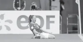  ??  ?? • Florencia Bonsegundo, de Argentina, festeja luego de anotar el tanto del empate ante Escocia.