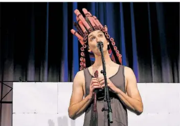  ?? FOTO: KERSTIN KRÄMER ?? Ein Höhepunkt bei der „Comedy im Herbst“war der Auftritt des vielseitig­en Musik-Clowns Gabor Vosteen im Herbst 2020.
