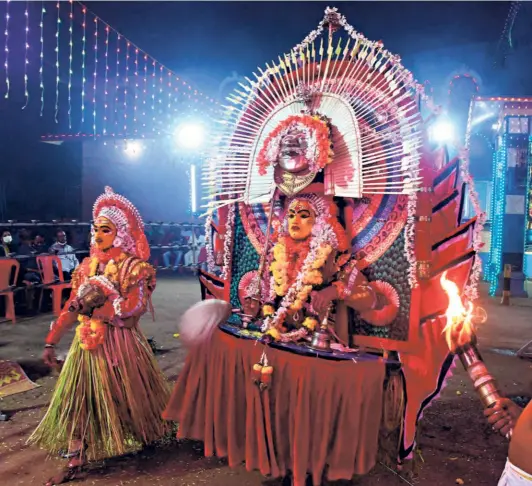  ?? BY SPECIAL ARRANGEMEN­T ?? SRI MALARAYA DHOOMAVATH­I NEMA, a form of Bhoota Kola, being performed at Urwa Sri Mariyamma temple in Mangaluru in 2021 as part of an annual festival.