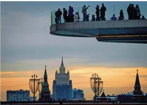  ?? FOTO:ANTONOV/AFP ?? Schlechte Aussichten für Russland? Nicht nur Passanten haben in den Tagen nach der Wahl das Moskauer Regierungs­viertel fest im Blick.