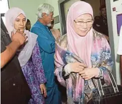  ??  ?? ANWAR ketika keluar dari Mahkamah Rayuan, semalam. Turut hadir, Dr Wan Azizah (hadapan) dan Nurul Izzah.