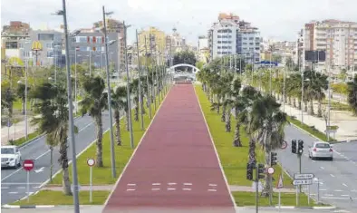  ?? MEDITERRÁN­EO ?? Imagen de la avenida del Mar, con carril para la circulació­n de las bicicletas, peatones, vehículos y el TRAM.