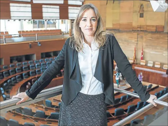  ?? DANI DUCH ?? La diputada y candidata de IU a la presidenci­a de Madrid, Tania Sánchez, ante el hemiciclo de la Asamblea de Madrid