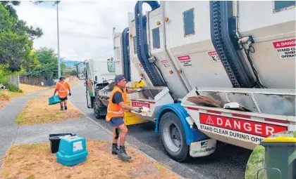  ?? ?? Taupō 's current waste system involves contractor­s manually lifting bin bags and crates into trucks.