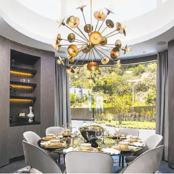  ??  ?? Above: This circular dining room features clerestory windows, a Baxter dining table and a contempora­ry light fixture. Below: Holly Hollenbeck and HSH Interiors accessoriz­ed this posh luxury home in Beverly Hills featuring retractabl­e glass walls that...