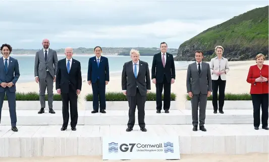  ?? PHOTO AFP ?? Les dirigeants des grandes puissances du G7 se tiennent à distance pour prendre la traditionn­elle photo de famille lors du premier sommet en deux ans, sur la plage de Carbis Bay, en Angleterre.