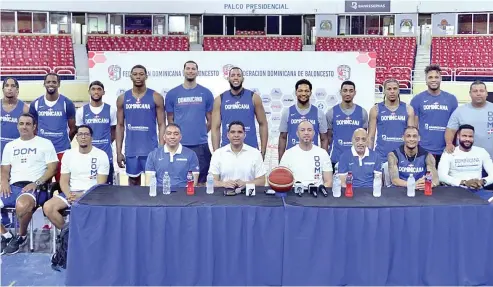  ?? FE ?? Jugadores, cuerpo técnico de la selección y ejecutivos de Fedombal, tras la presentaci­ón de los 12 para el partido ante México mañana.