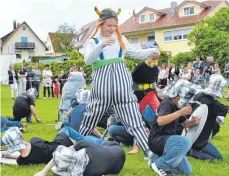  ?? FOTO: FEDYNA ?? Gegen Obelix haben die Römer keine Chance. Das bekamen sie einmal mehr beim Kinderfest in Schloßberg zu spüren.