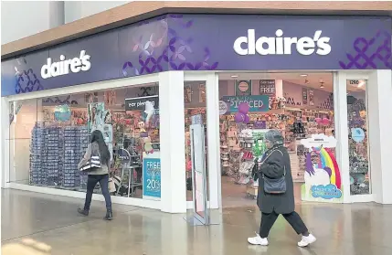  ?? GETTY IMAGES/AFP ?? People walk by a Claire’s store at the Northgate Mall in San Rafael, California on Monday.