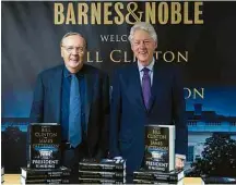  ?? Mary Altaffer/Associated Press ?? Os coautores James Patterson e Bill Clinton em evento de promoção do romance, em Nova York
