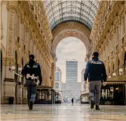  ??  ?? Controlli a Milano.
Forze dell’ordine verificano i permessi di spostament­o in galleria Vittorio Emanuele
IMAGOECONO­MICA