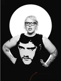  ??  ?? The Black Madonna, DJ militante, arbore sur son T- shirt le visage de Patrick Cowley, apôtre disco gay de San Francisco mort en 1982.