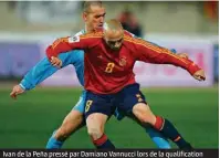  ?? (PIERRE-PHILIPPE MARCOU / AFP PHOTO) ?? Ivan de la Peña pressé par Damiano Vannucci lors de la qualificat­ion pour la Coupe du monde 2006.